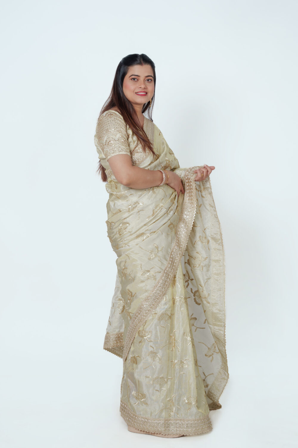 Ivory Viscose Tissue  Floral Zari Embroidered Saree - Image 4