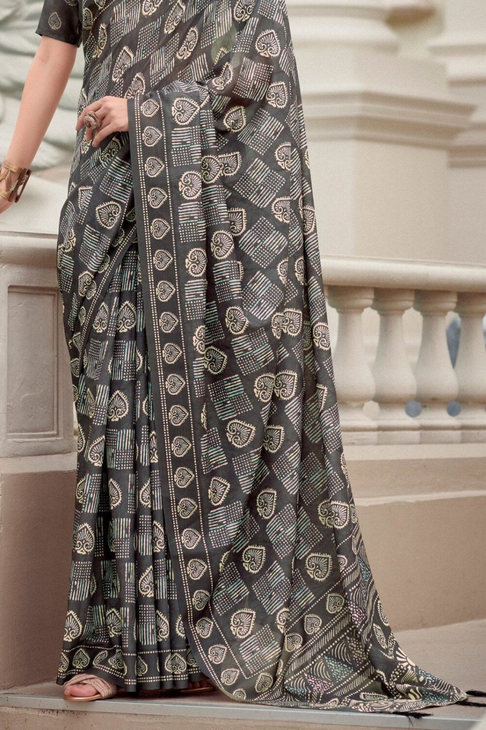 Greyish Mul-Mul Silk Saree - Image 2