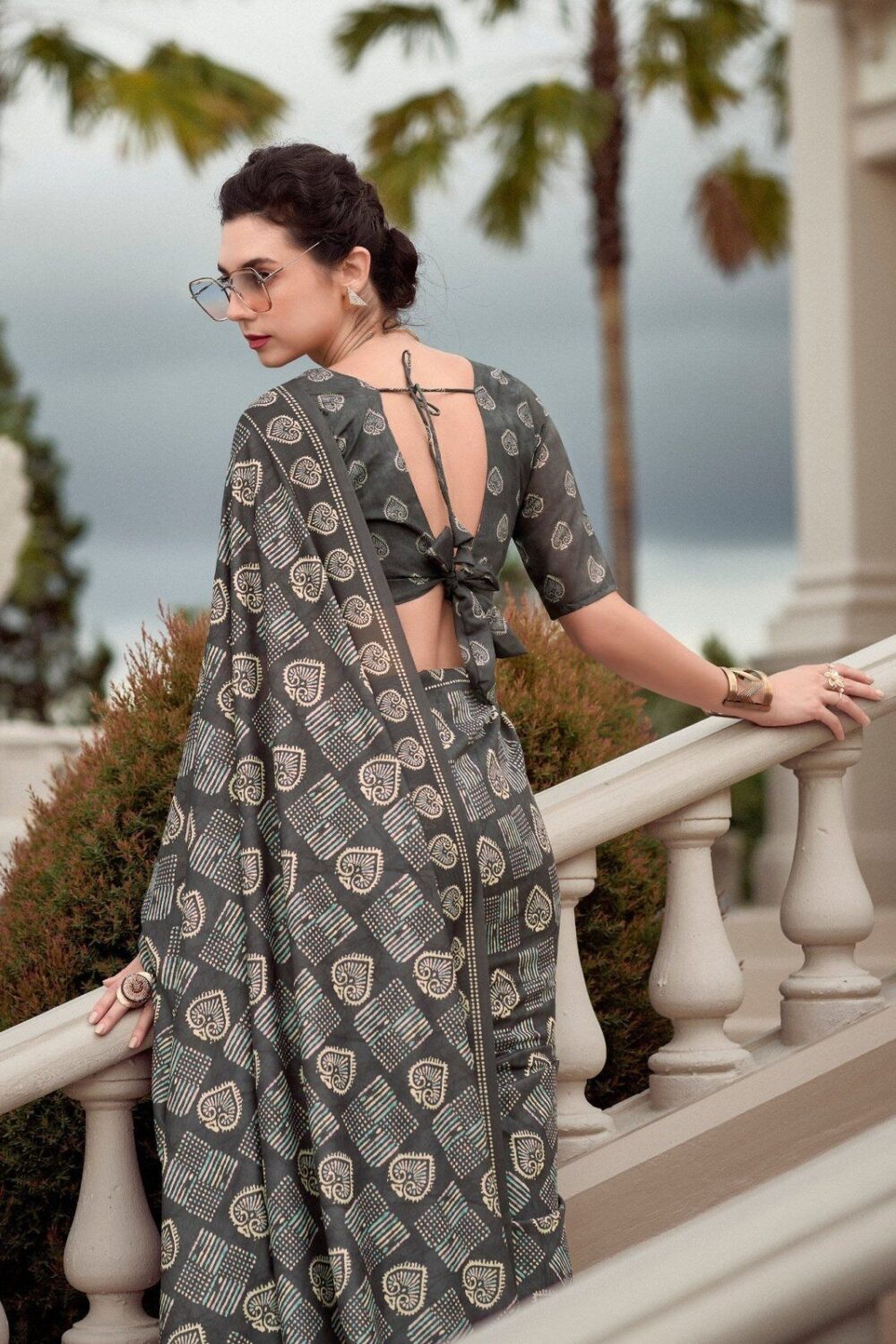 Greyish Mul-Mul Silk Saree - Image 3