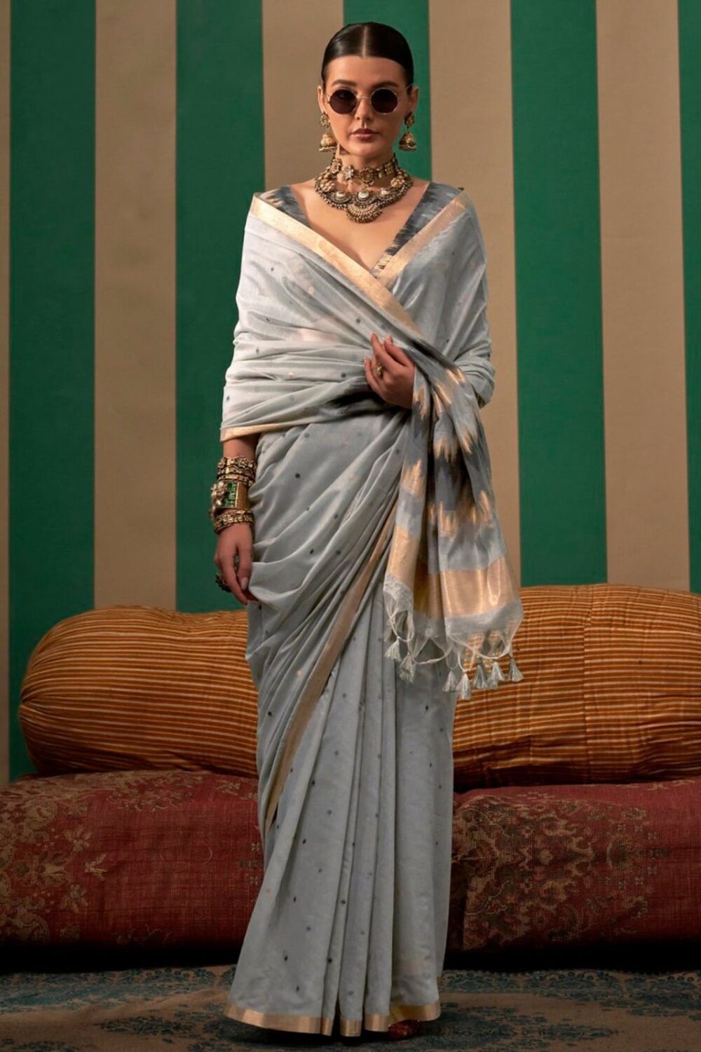 Grey Handloom Linen Saree - Image 4